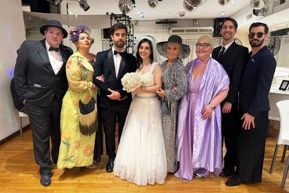 Dana y Gael, los novios, junto con las madres, la bobe y los padres