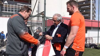 D''Onofrio junto a Steve Hansen, entrenador de los All Blacks, y Kieran Read, su capitán