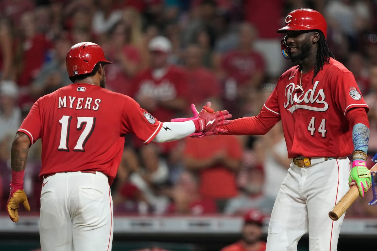Dane Myers (17), de los Rojos de Cincinnati, celebra un jonrón solitario con Elly De La Cruz (44) du