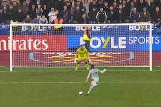 El delantero burkinés que picó un penal, lo falló y su equipo quedó afuera de la copa inglesa