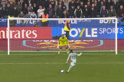 Dango Ouattara la picó, Areola se lo atajó y por este penal fallado, Brentford perdió la definición ante West Ham, por la FA Cup en Inglaterra