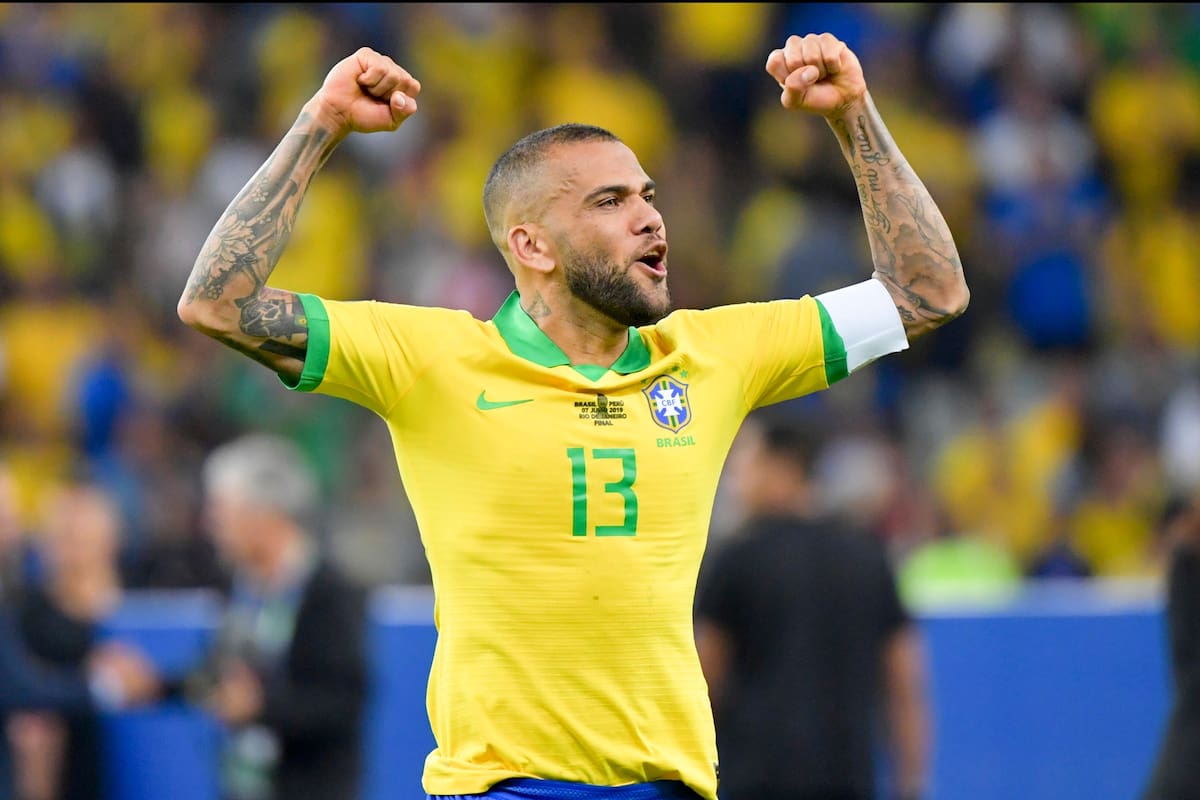 Dani Alves celebra el triunfo sobre Perú en la final de la Copa América 2019.