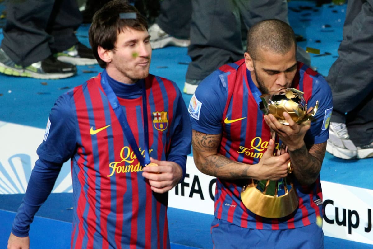 Dani Alves celebra en Japón con Messi