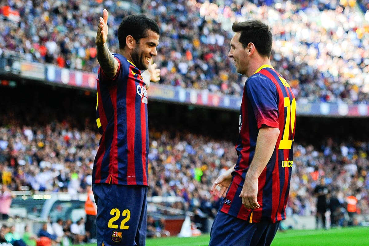 Dani Alves festeja un gol con Messi en su etapa juntos en Barcelona (Photo by David Ramos/Getty Images)