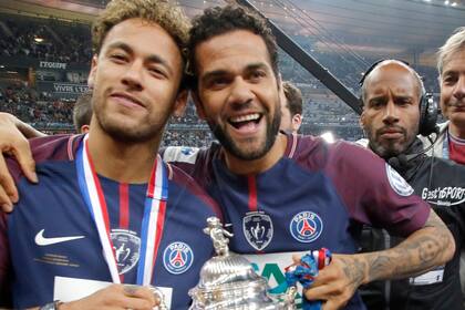 Neymar y Dani Alves ayer, con la copa de Francia