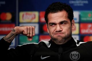 Dani Alves fue operado con éxito de la rodilla derecha y ya piensa en su regreso