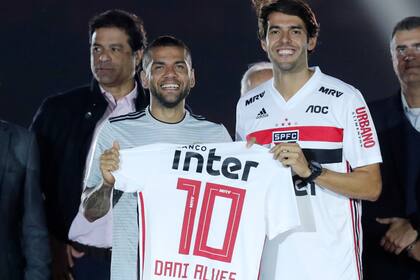 Dani Alves y Kaka en el Estadio Morumbi