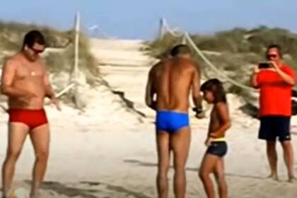 Dani Alves y Luka Romero, en una playa en Formentera