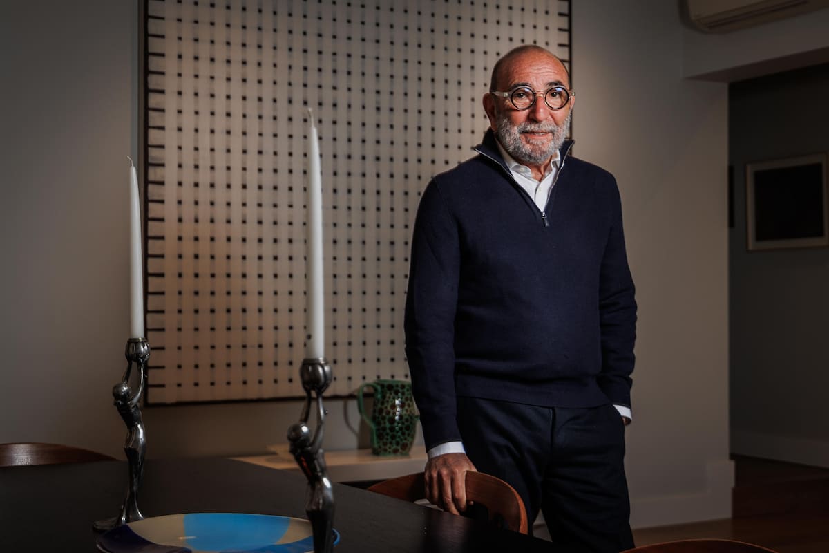 Dani Levinas, en su casa de Madrid, frente a una obra del joven artista brasileño Tiago Tebet