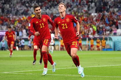Dani Olmo celebra con Ferrán Torres el primer gol de España ante Costa Rica en la goleada 7 a 0 de la fecha 1
