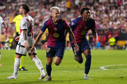 Dani Olmo celebra tras anotar el segundo gol de Barcelona ante Rayo Vallecano