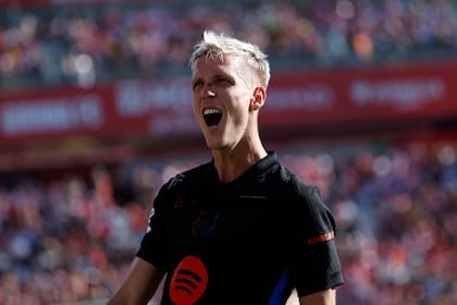 Dani Olmo celebra uno de los goles que anotó para Barcelona en un 4-1 sobre Girona