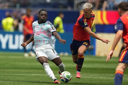 Dani Olmo contra Jeremy Doku