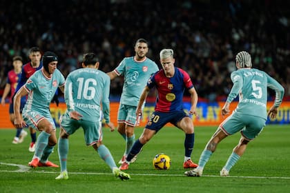 Dani Olmo controla el balón durante un partido contra Atlético de Madrid en el estadio de Montjuic