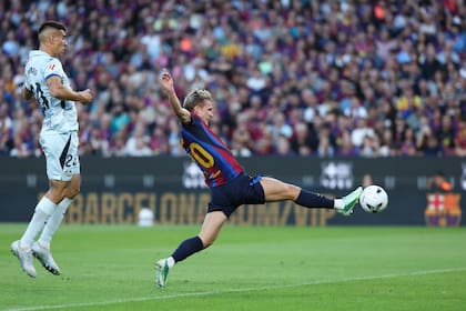 Dani Olmo se esfuerza para llegar a la pelota