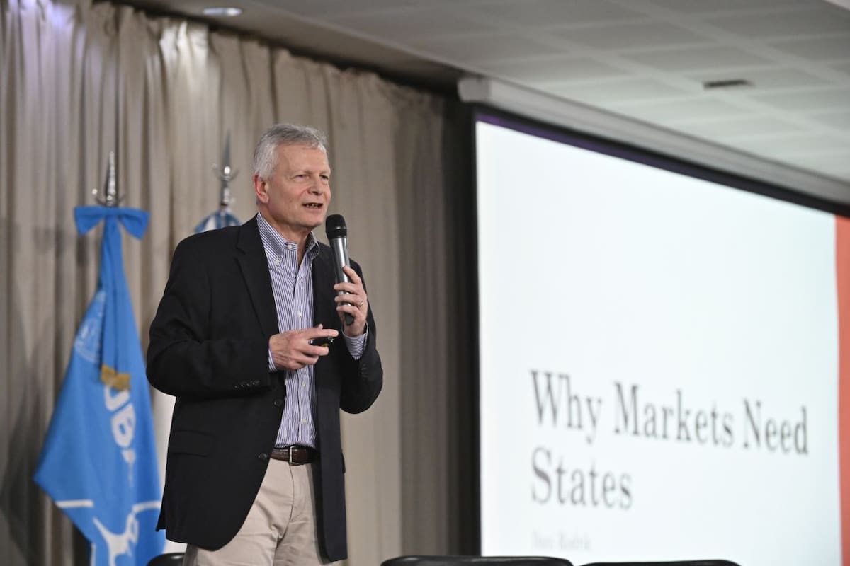 Dani Rodrik dio una conferencia en la Facultad de Ciencias Económicas de la Universidad de Buenos Aires (UBA)