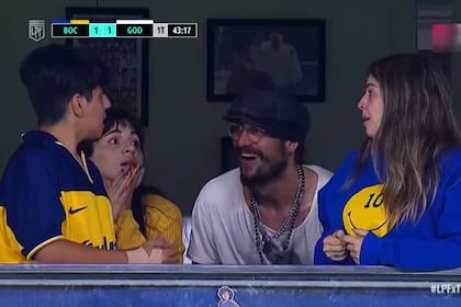 Dani 'Stone' Osvaldo y Gianinna Maradona en el palco de la Bombonera, junto a Dalma Maradona y Benjamín Agüero