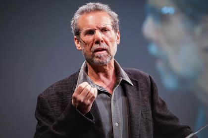 Reconocer las propias emociones y comprender cómo influyen en las decisiones es una de las competencias que Daniel Goleman vincula con la inteligencia emocional