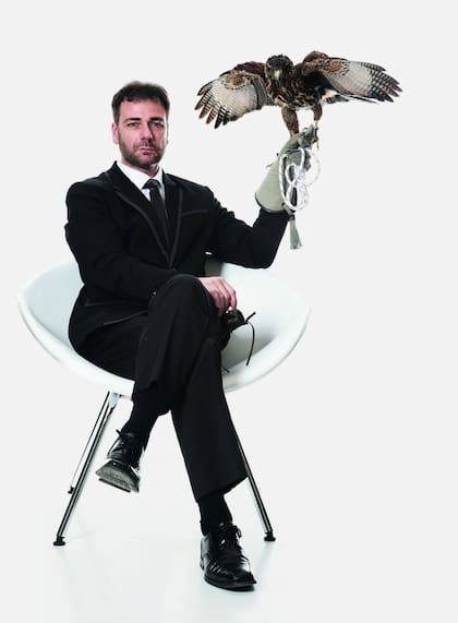 Daniel Abarquero. Es psicólogo en la ciudad, pero cinco veces por semana suelta sus aves en el campo para que no pierdan su instinto cazador