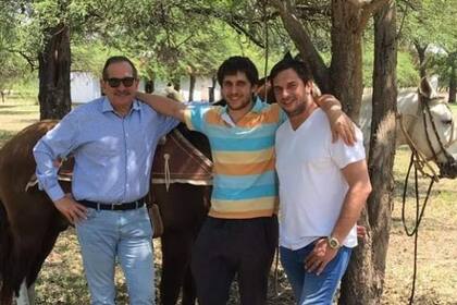 Daniel Alperovich junto a su hermano y su padre, José Alperovich.