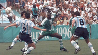 Daniel Amokachi intenta dominar el balón en la final rodeado por José Chamot, Roberto Ayala y Diego Simeone