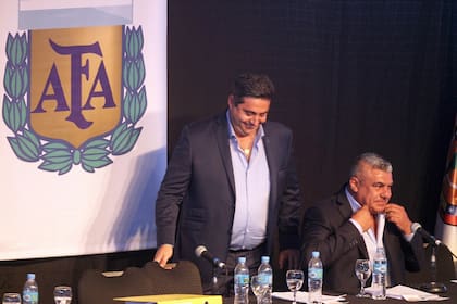 Daniel Angelici, vicepresidente 1°, y Claudio Chiqui Tapia, presidente: posiciones encontradas