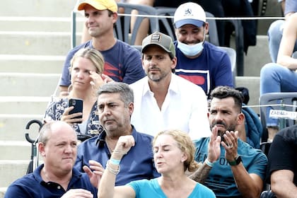 Daniel Angelici y Carlos Tevez aplauden en una cabecera de la cancha central del Buenos Aires Lawn Tennis Club durante el encuentro que Diego Schwartzman le ganaría al checo Tomas Machac por la Copa Davis.