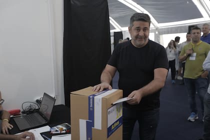 Daniel Angelici,actual presidente de Boca, votando en una de las mesas en la Bombonera