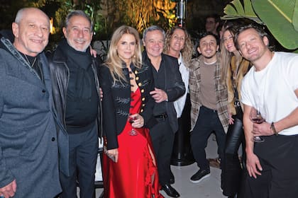 Daniel Aráoz, Guillermo Francella, Pablo Codevila, Noelí Calvo, Rodrigo Noya, su pareja Luisina Rotelli, y Gustavo Bassani brindaron con Flavia