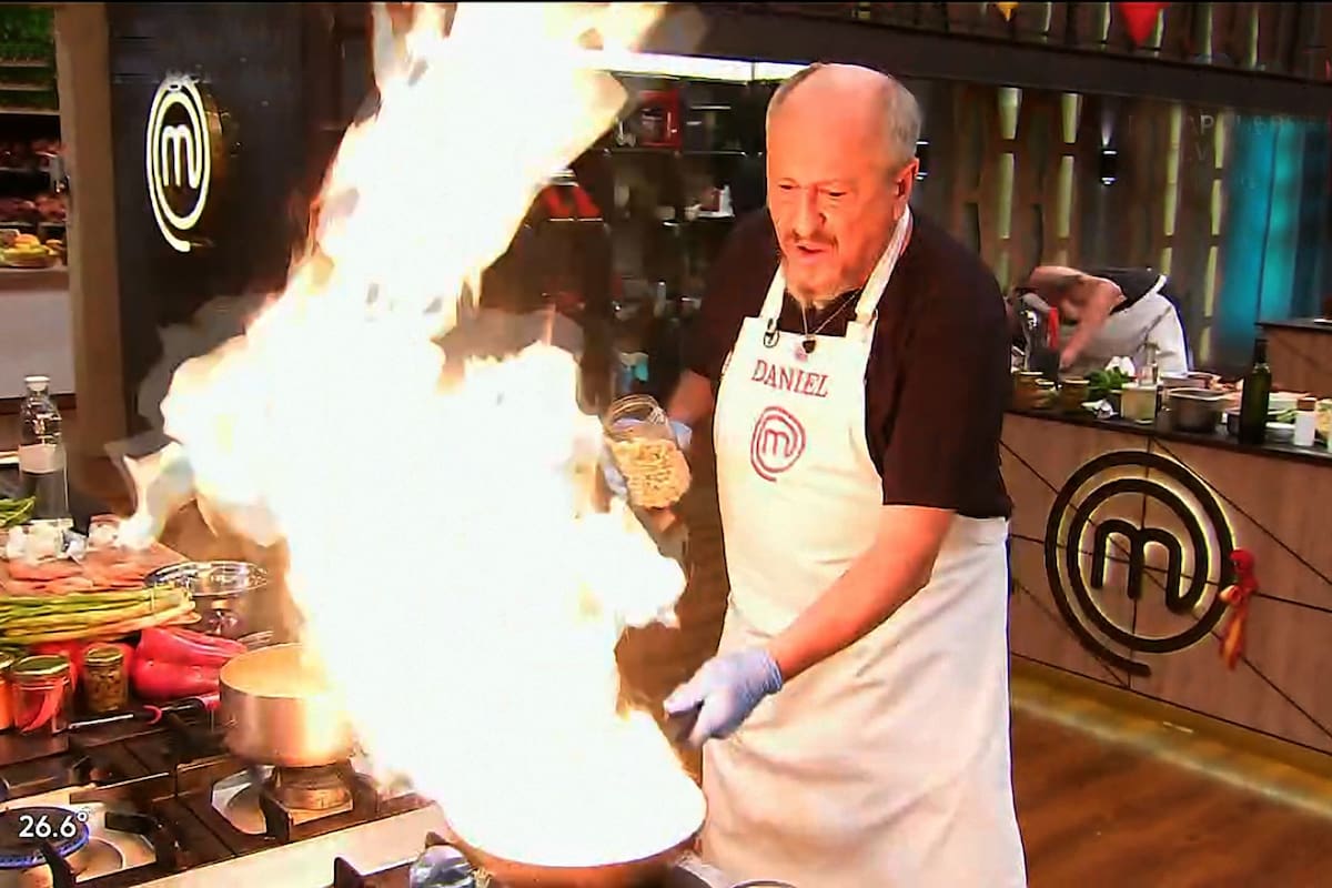 Daniel Aráoz tratando de controlar el fuego.