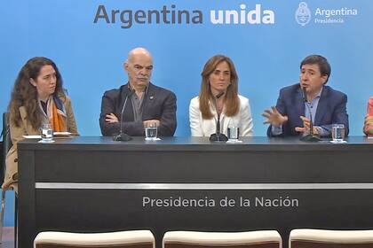 Daniel Arroyo habla durante la primera reunión del Consejo Federal contra el Hambre