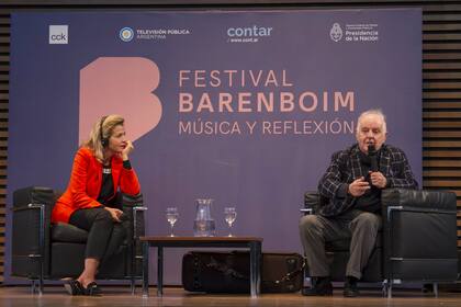 Daniel Barenboim junto a la violinista alemana Anne Sophie Mutter, dialogando sobre sus vidas en la música, en la mañana del jueves