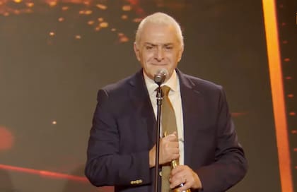 Daniel Bilotta con su Martín Fierro