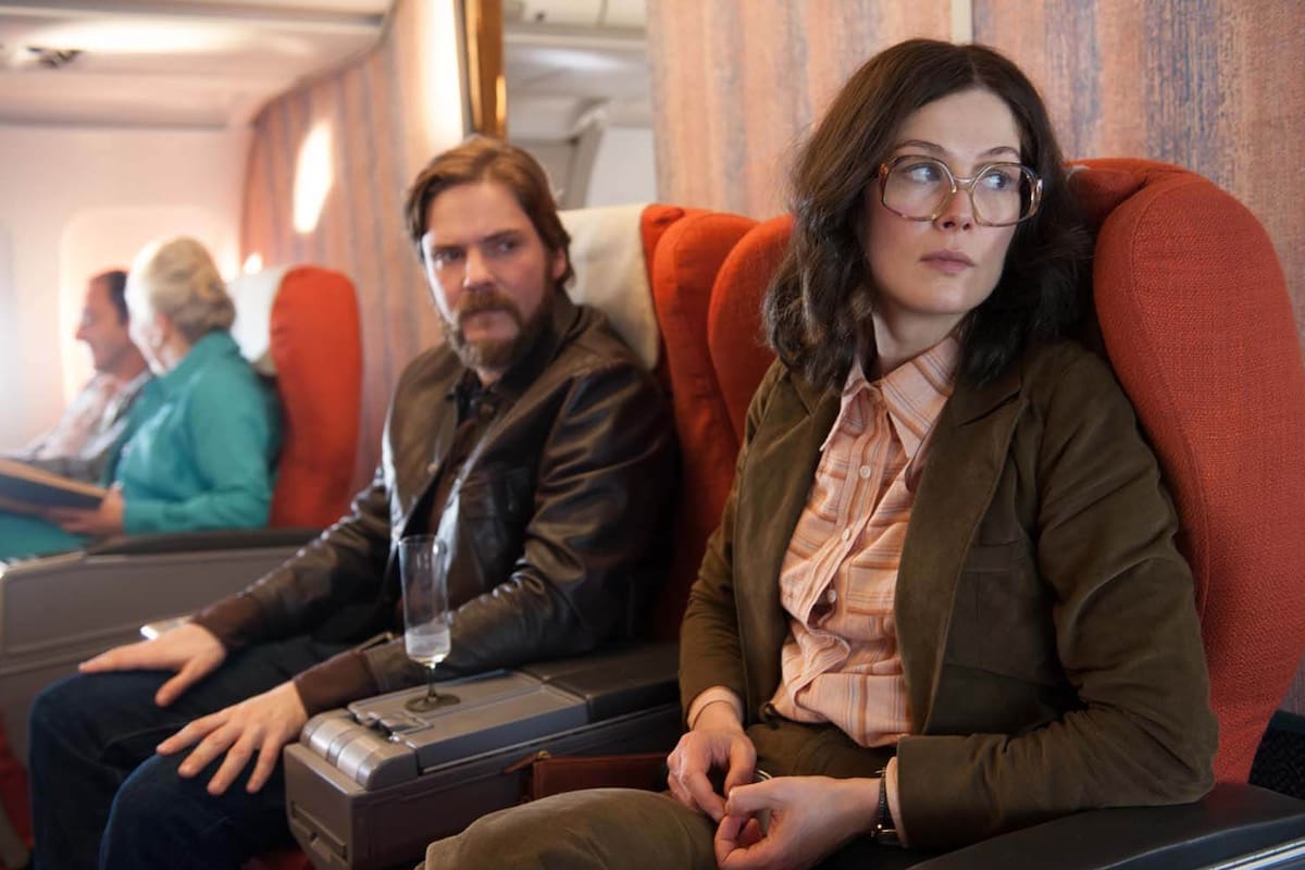 Daniel Brühl y Rosamund Pike, protagonistas de Rescate en Entebbe