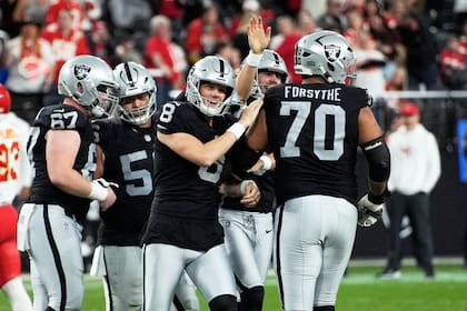 Daniel Carlson (8), de los Raiders de Las Vegas, es felicitado por sus compañeros de equipo después
