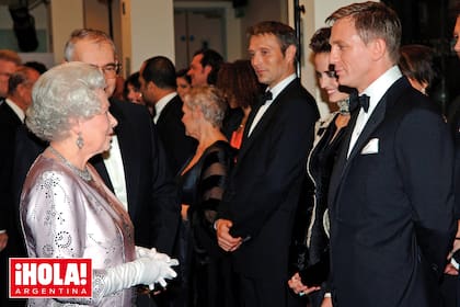 Daniel Craig saluda a Isabel II durante el estreno de Casino Royale, en 2006.