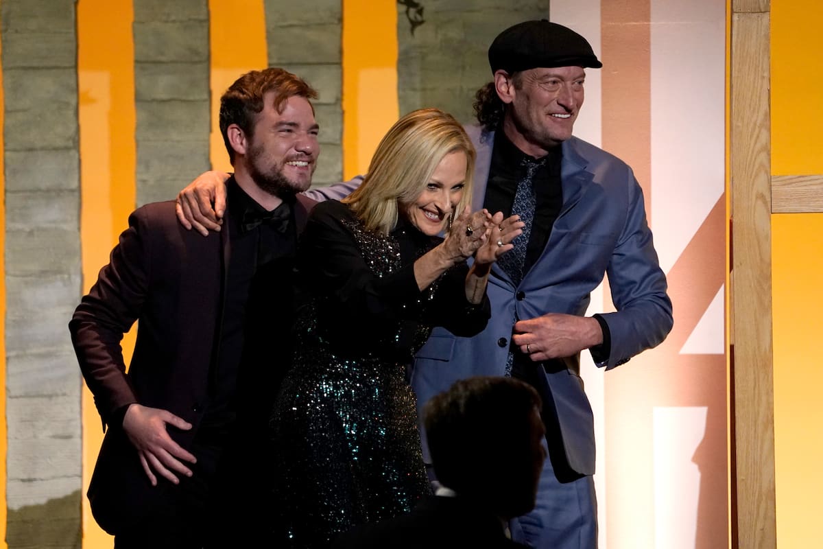 Daniel Durant, Marlee Matlin y Troy Kotsur, los tres protagonistas sordos de Coda en la entrega de premios del sindicato de productores