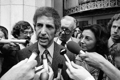 Daniel Ellsberg, coacusado en el caso de los Papeles del Pentágono, habla con los medios afuera del Edificio Federal en Los Ángeles, 28 de abril de 1973