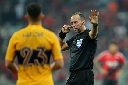 Daniel Fedorczuck, árbitro uruguayo de Paranaense-Boca, escucha las indicaciones del colombiano Andrés Rojas, asistente principal de VAR. El charrúa se equivocó en el penal que les dio a los brasileños sobre el final.