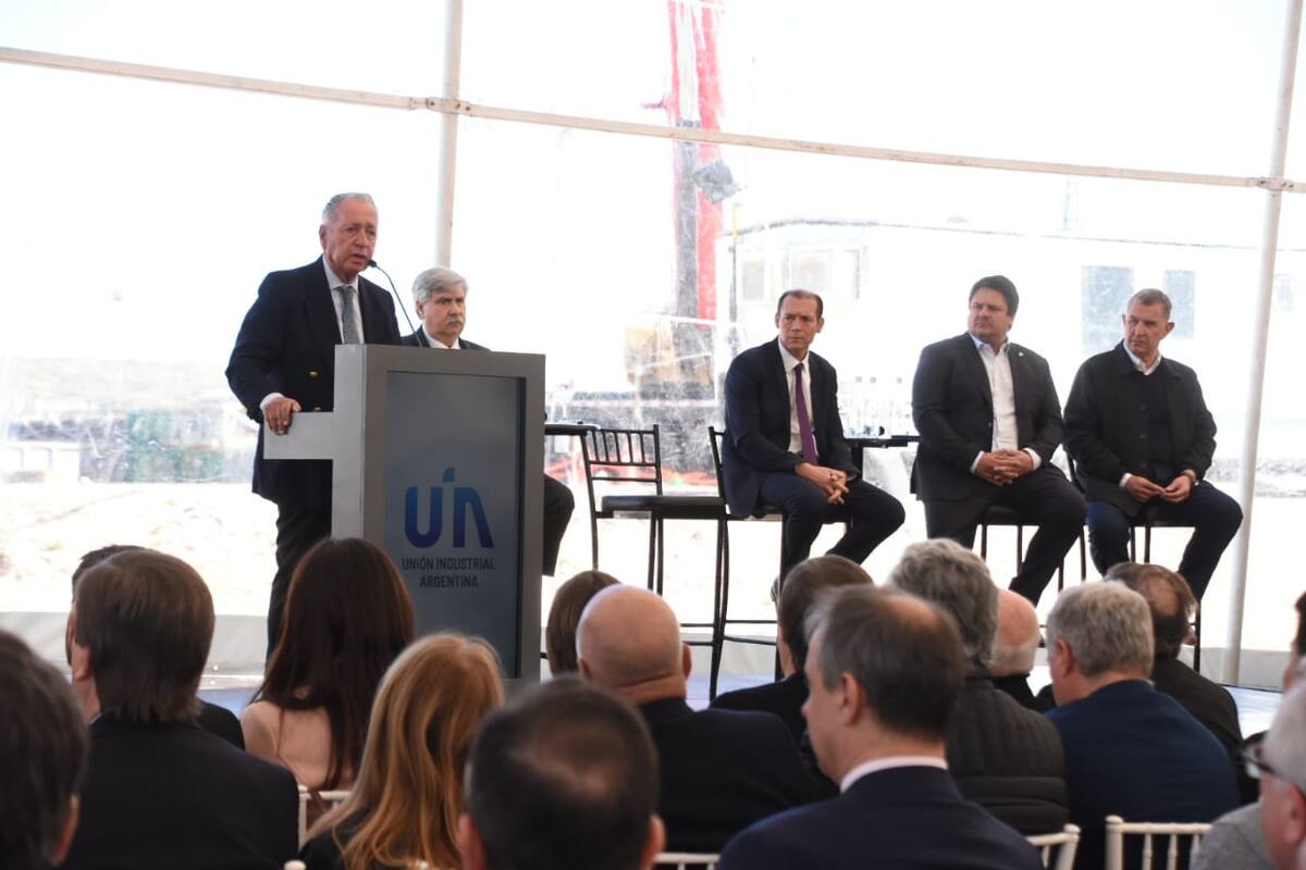 Daniel Funes de Rioja encabezó un breve acto