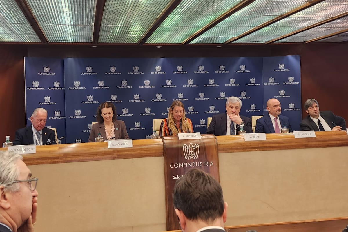 Daniel Funes de Rioja, titular de la UIA, y la canciller Diana Mondino, con sus pares de Italia