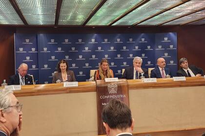 Daniel Funes de Rioja, titular de la UIA, y la canciller Diana Mondino, con sus pares de Italia