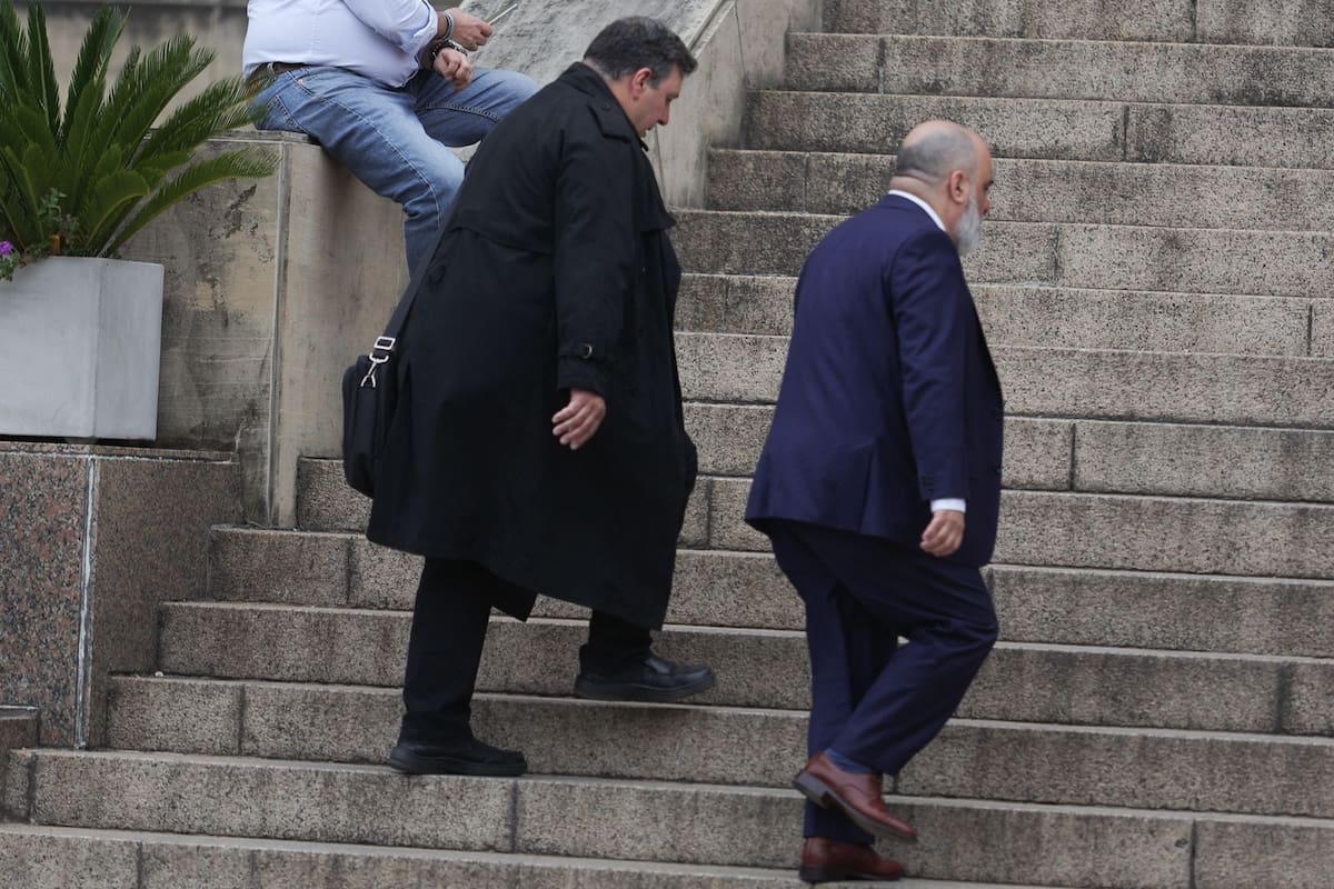 Daniel Garbellini (de negro) llega a los tribunales de Comodoro Py acompañado por su abogado, Agustín Biancardi