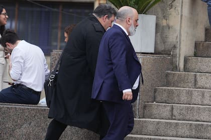 Daniel Garbellini sube las escaleras de los tribunales de Comodoro Py con su abogado defensor, Agustín Biancardi