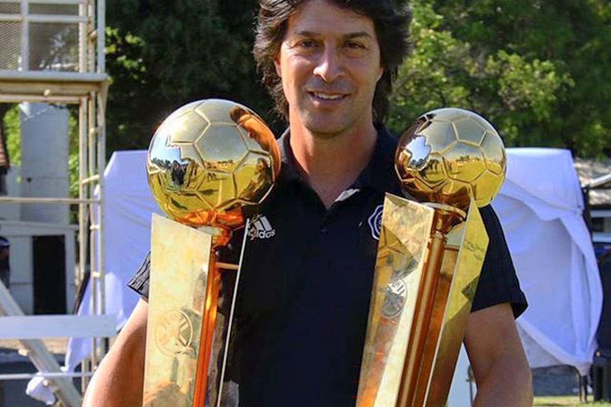 Daniel Garnero con las copas conseguidas con Olimpia de Paraguay