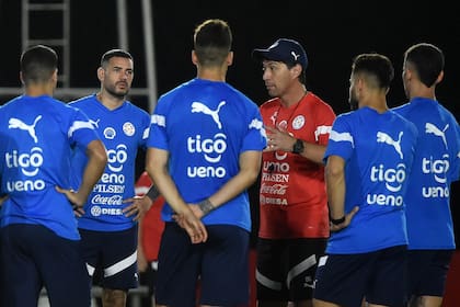 Daniel Garnero, multicampeón en el fútbol paraguayo, da instrucciones a los futbolistas de la selección guaraní en el Centro de Alto Rendimiento de Ypané