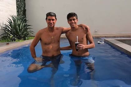 Daniel Garnero y su hijo, disfrutando del mate y la pileta