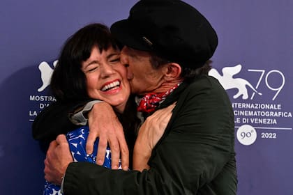 Daniel Giménez Cacho besa a Griselda Siciliani, su compañera en Bardo, en el Lido del festival de Venecia