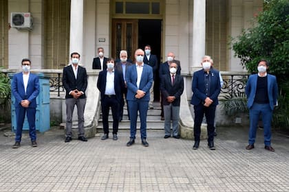 Daniel Gollán, ministro de Salud de la Provincia, con representantes de los colegios de médicos