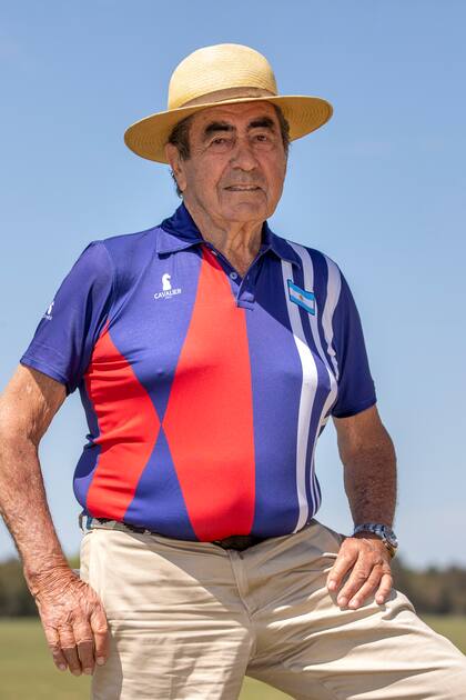 Daniel González con su camiseta especial: mitad de Coronel Suárez y mitad de Santa Ana